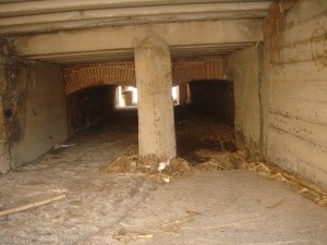 Amplies arcades sota la carretera, prop l'espigó de Vilassar