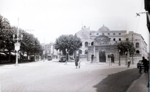 Plaça Santa Anna de Mataró vers 1940. Enllumenat elèctric i el tramvia d’Argentona (1928-1962), al costat del bus de l’Empresa Casas.
