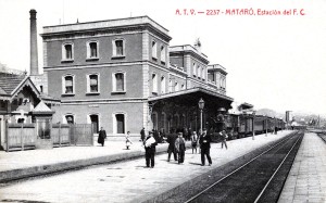 Un tren amb locomotora tipus “Carolina” entrant a l’Estació Nova de Mataró, inaugurada al 1905, els 10 fanals a les andanes son de gas