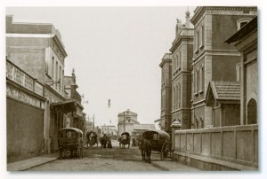 Façana de l’Estació Nova de Mataró amb làmpades d’arc voltaic penjades en el centre del carrer, vers 1905. Cablejat aeri conegut popularment com “fils de guitarra”. Vers l’any 1905.