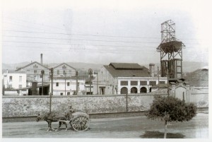 Gas de Mataró, vers 1940. Via del ferrocarril per davant i Can Marfà al darrera