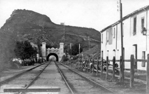 Túnel de Montgat amb la línia de telègraf de 5 cables passant per damunt del turó, vers 1910.