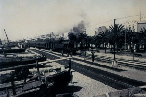  Passeig de Badalona con la 1ª línia elèctrica per servir al ferrocarril instal·lada a la bora de les vies. Foto vers 1930. 