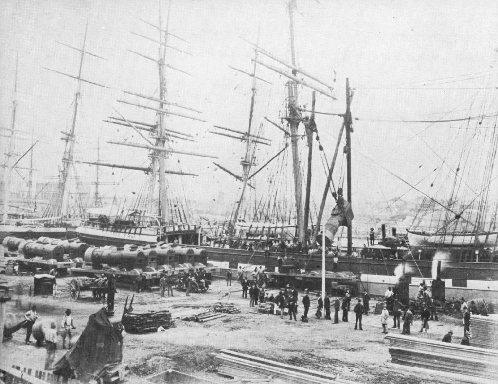 Locomotores desmuntades són embarcades en un vaixell de vela al port de Liverpool, vers 1880