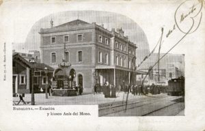 Estació de Badalona amb el quiosc de begudes Anís el Mono, postal d'Amadeu Mauri 1902 (Archivo ferroviario)